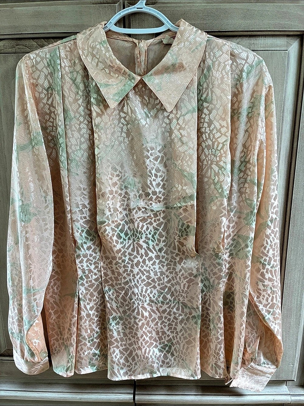 Vintage Tess Animal Print Button Down Blouse in peach & Green Size 6